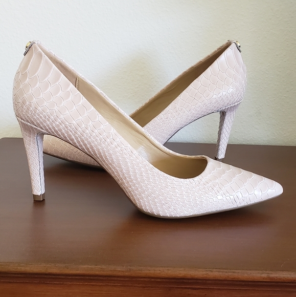 NWOT MICHAEL Michael Kors Pump Light Pink Snake Print Size 9 1/2 - Picture 1 of 3